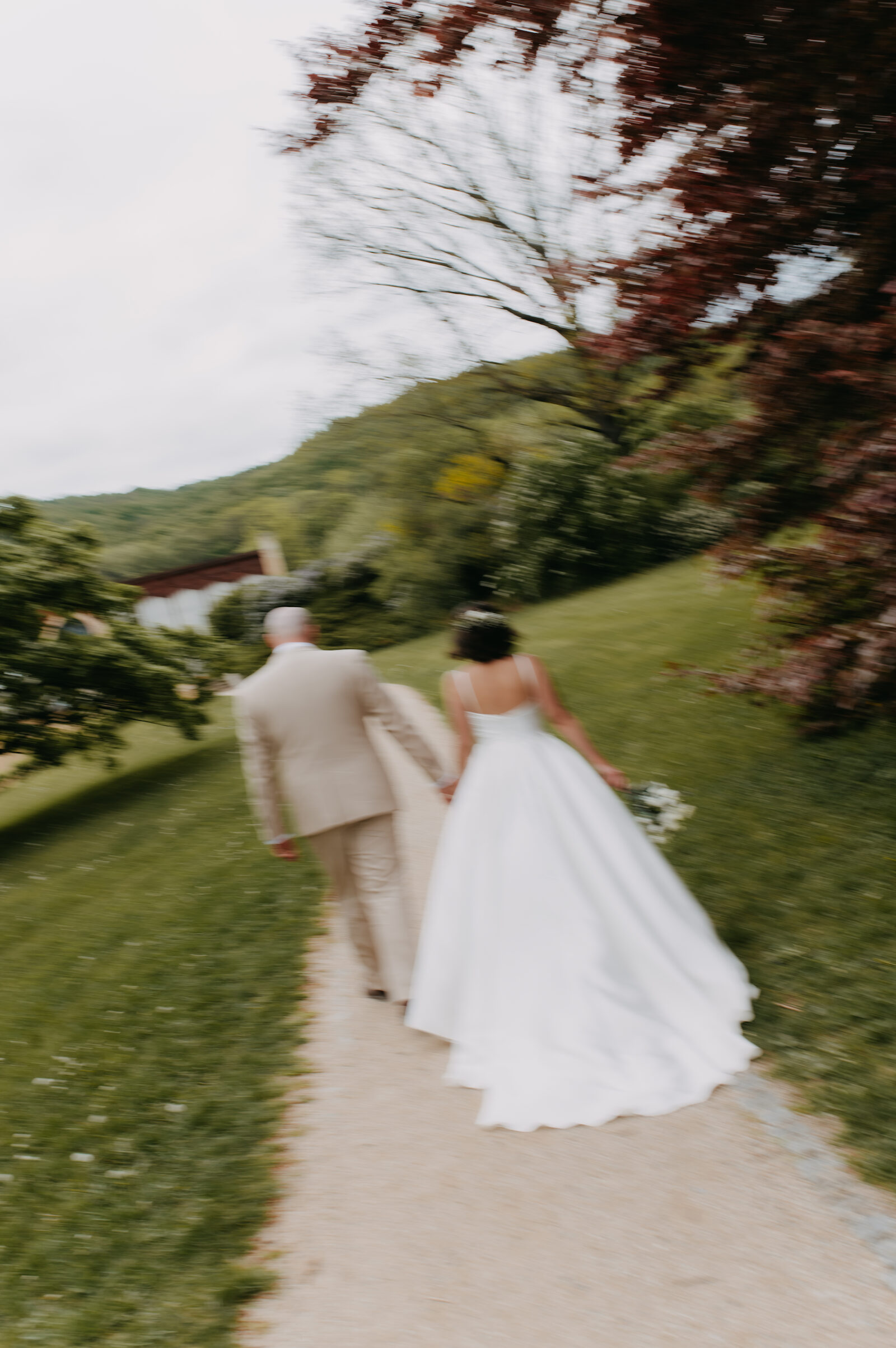 Brautkleid in Bewegung auf einem Gartenweg